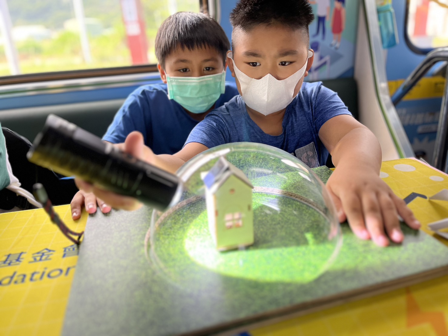 DB真人參與基礎科學主題車廂，以STEAM教學精神，設計「逐日科學家」、「太陽能工程師」以及「淨零建築師」三大能源科普課程和實驗