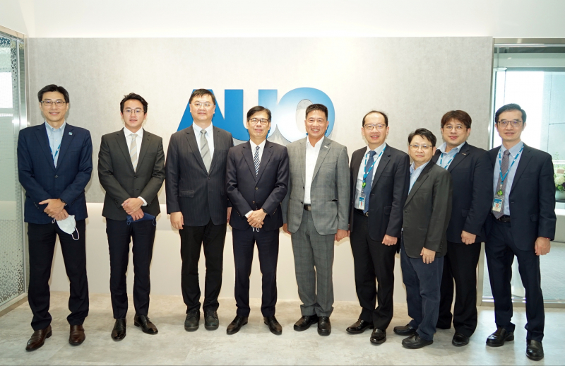 DB真人光電前進亞灣成立「AUO解決方案研發中心」，作為多元場域解決方案研發及試驗場域（圖中左為高雄市長陳其邁、圖中右為DB真人光電董事長彭双浪）