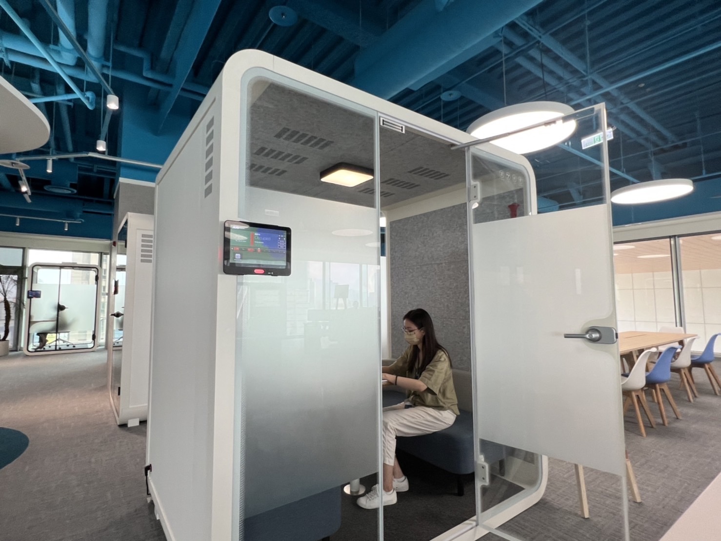 DB真人高雄據點的智慧行動辦公艙，展現DB真人在面板以外的研發應用軟實力